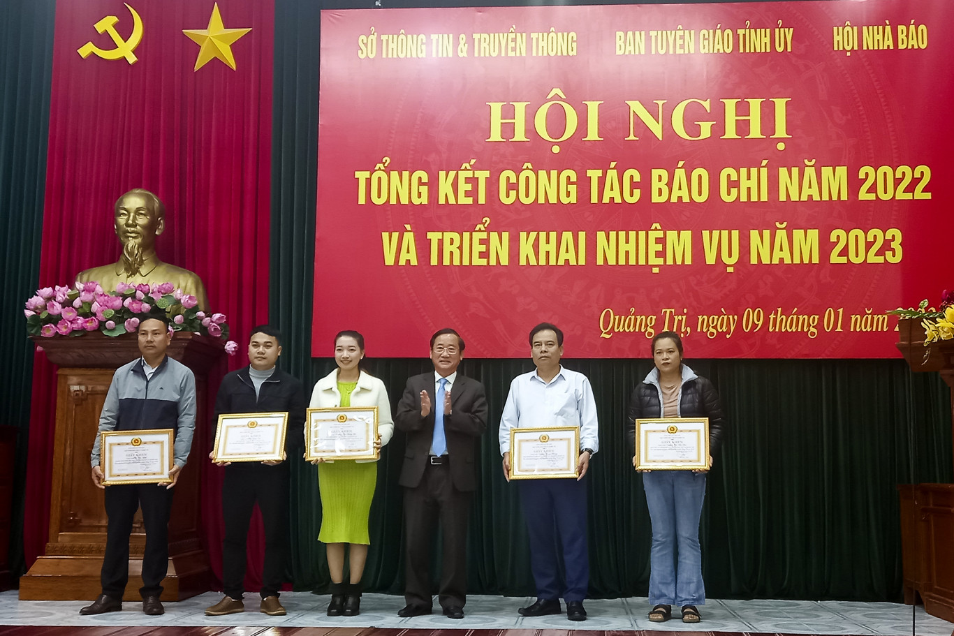 Ban Tuy&ecirc;n gi&aacute;o Tỉnh ủy khen thưởng c&aacute;c ph&oacute;ng vi&ecirc;n ti&ecirc;u biểu trong c&ocirc;ng t&aacute;c tuy&ecirc;n truyền